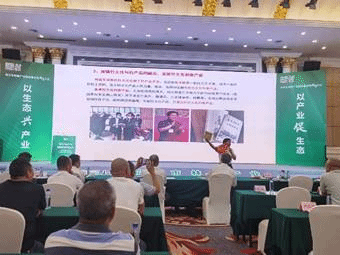 人們在看臺上的人在房間里中度可信度描述已自動生成